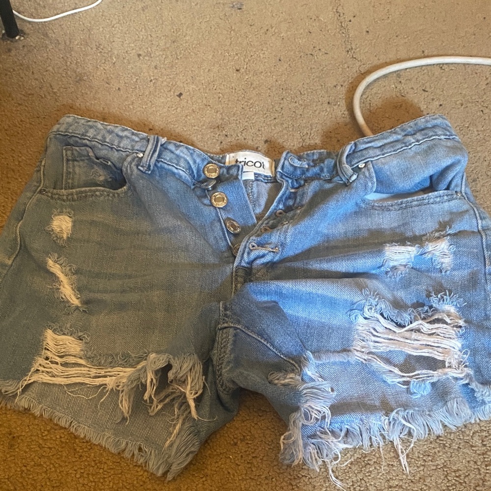 Chic Women's Ripped Jean Shorts - Light Blue